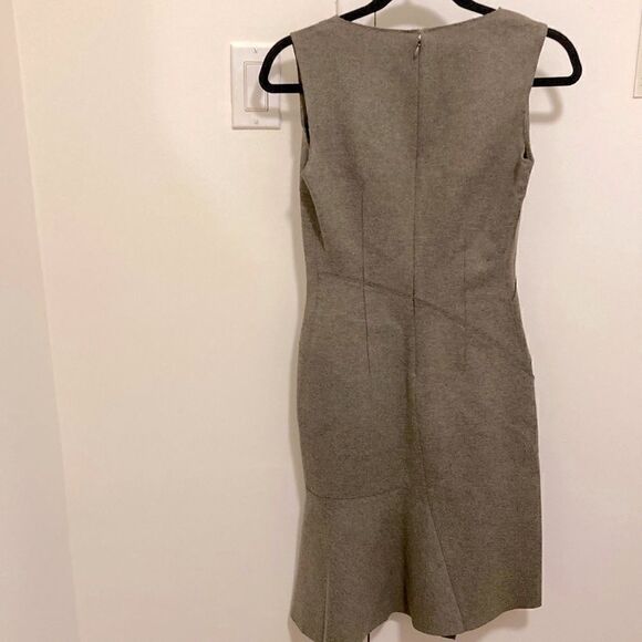 Elie Tahari Asymmetrical Sleeveless Shift Dress. Grey/Brown. Size 0 - Picture 2 of 8